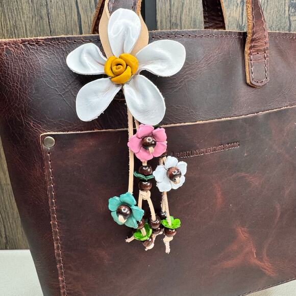 Daisy Flower Leather Bag Charm Genuine Leather Purse Crossbody Keychain NEW - Picture 1 of 7